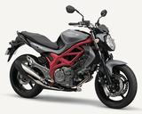 画像: S020 SUZUKI GLADIUS400 ABS ■価格:83万1600円 高い剛性と機能美を併せ持つフレームに、パワフルな水冷Vツインエンジンを搭載した個性的400ccスポーツネイキッド。上品さとスポーティさを兼ね備えた質感の高い流麗なスタイリングが魅力。