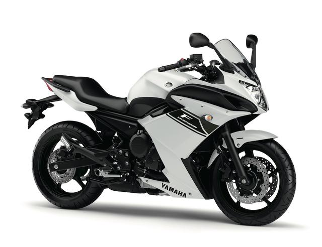 画像: Y009 YAMAHA XJ6 DIVERSION / ABS/ F/F ABS ■価格:81万円/86万4000円/85万3000円/90万7200円 使い勝手の良さと、優れた動力性能で、幅広いライダーに支持されている「XJ6」シリーズ。ハーフカウル仕様が「Diversion」、フルカウル仕様が「Diversion F」 となる。それぞれABS仕様も用意されている。