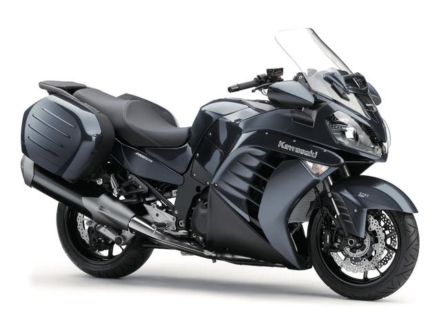 画像: K002 KAWASAKI 1400GTR ■価格:177万1200円 超高速性能と快適性を両立させ、パニアケースも装着したメガツアラー。エンジンは扱いやすさを加える方向へとリファイン、シャフトドライブも採用。ライダーをサポートする各種装備も満載されている。