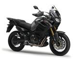 画像: Y011 YAMAHA XTZ1200Z/ZE Super Ténéré ■価格:165万2400円/176万400円 パリダカマシンがルーツの本格アドベンチャーツアラーで、柔軟なサスと並列2気筒エンジンでどんな道にも対応可能な高い走破性を持つ。ZEは電動調整式サスを標準装備したモデル。