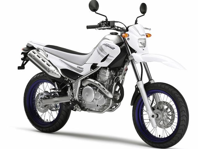 画像: Y026 YAMAHA XT250X ■価格:52万9200円 セローにモトクロッサー風の外装と前後17インチホイールを組み合わせたモタードマシン。セローの特徴であるフレンドリーな乗り味をオンロード走行でも発揮でき、ストリートコミューター的な用途に最適。