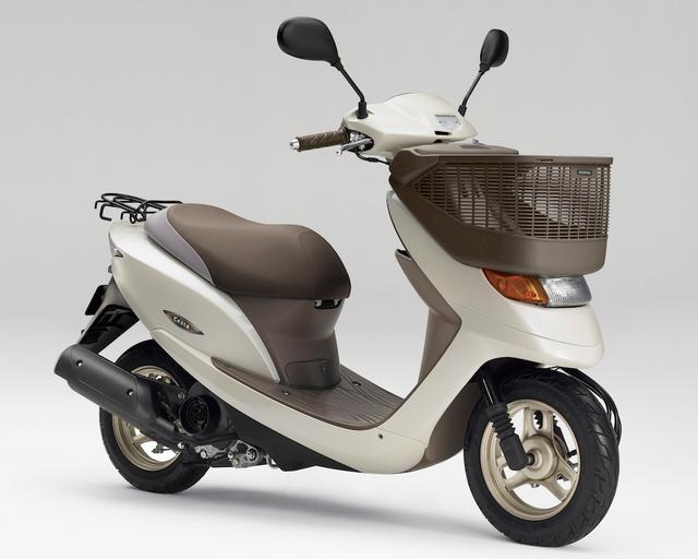 画像: H067 HONDA DIO CESTA ■価格:17万1720円 ※生産終了モデル ディオをベースに、買い物に使う主婦をターゲットに車体一体型の収納式シャッター付きフロントバスケットを追加。それにあわせてヘッドライトやウインカーも低く移動されている。