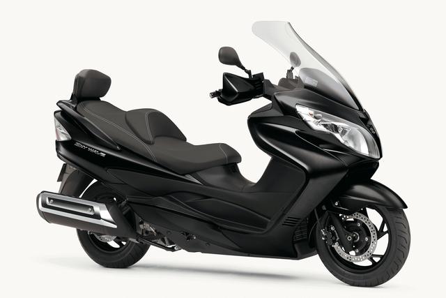 画像: S038 SUZUKI SKYWAVE250 LIMITED ■価格:69万1200円 スズキ製スクーターではおなじみの、冬期のライディングを快適にすることを狙ったリミテッドモデル。ロングスクリーンやナックルバイザー、グリップヒーター、タンデムバックレストを標準装備。