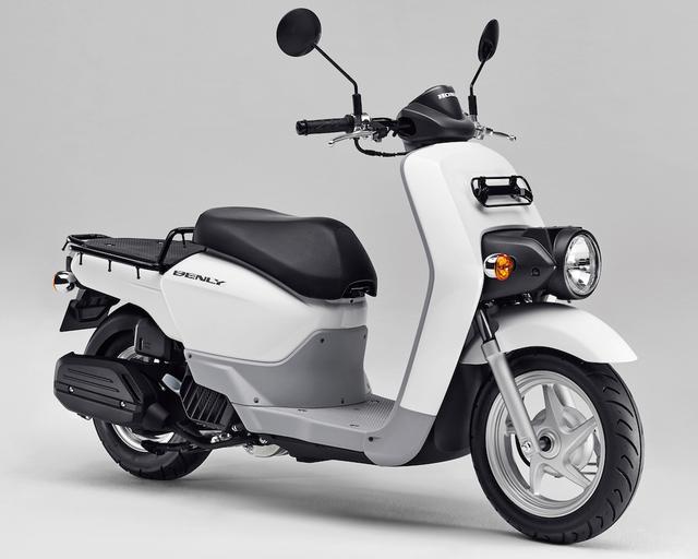画像: H072 HONDA BENLY ■価格:23万2200円 ビジネス向け50ccスクーターのベンリィが、昨年モデルチェンジで水冷eSPエンジンを搭載。メンテナンス性も大幅に向上、携帯電話などを充電できるアクセサリーソケットも装備。