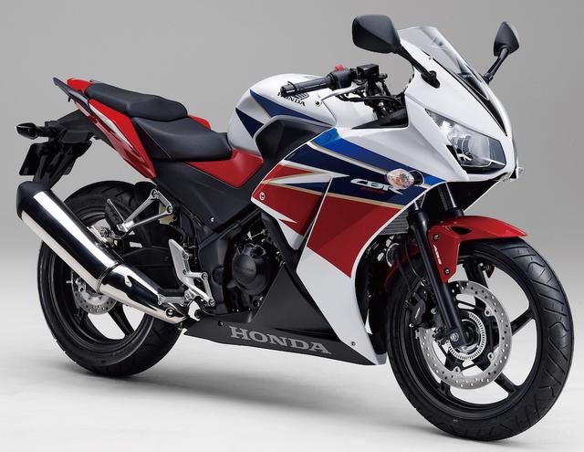 画像: H025 HONDA CBR250R ■価格:49万8960円〜56万5920円 CBR250Rは2014年のモデルチェンジで2眼タイプのスポーティなフロントマスクなどでスタイルを一新。エンジンは高回転でよりリニアな特性となり、同時に燃費も向上。足着き性も見直された。