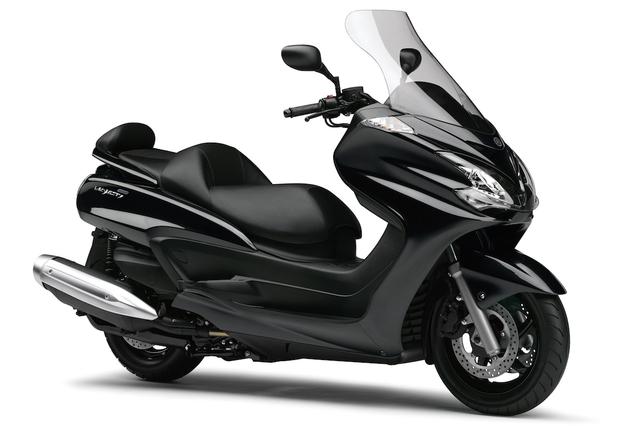 画像: Y046 YAMAHA GRAND MAJESTY400 ■価格:75万6000円 マジェスティの伝統を色濃く残す、快適性重視した大柄なボディ。394cc水冷単気筒エンジンとアルミ鋳造フレームによって、高速走行やタンデムでも安定感が高い。