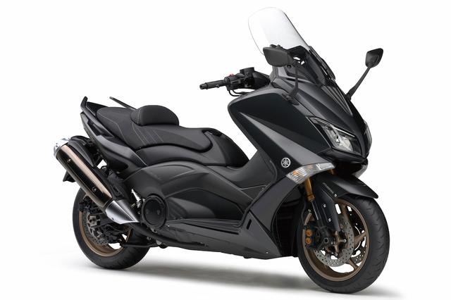 画像: Y045 YAMAHA TMAX530/IRON MAX ■価格:105万8400円/109万800円 (アイアンマックス) 独自のメカニズムによる「オートマチック・スーパースポーツ」。2015年モデルでモデルチェンジされ、精悍な表情を演出するLEDヘッドライトと新形状のフロントカウルなどを装備。アイアンMAXは専用色、専用装備の上級モデル。
