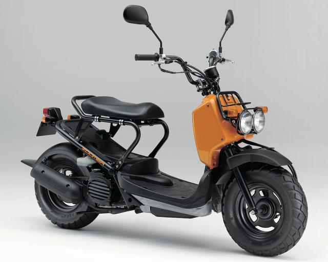 画像: H062 HONDA ZOOMER ■価格:24万3000円 2001年発売以来、個性的なデザインが支持される原付一種のストリートスクーター。2眼ライトのファニーフェイス、シート下をスルーにして、スケートボードなどの長尺物も収納可能としている。