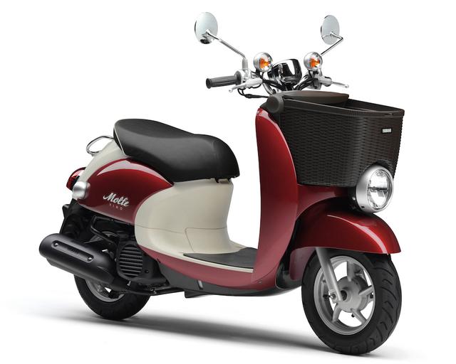 画像: Y057 YAMAHA VINO MORPHE ■価格:20万5200円 ビーノをベースにしたお買い物スクーター。シート下収納に加えて籐カゴ調デザインのフロントバスケット、インナーポケット、大型コンビニフックなど、収納力を高める装備が充実。
