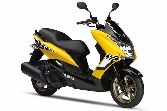 画像: Y043 YAMAHA MAJESTY S ■価格:34万9920円/36万720円(SP) マジェスティシリーズに加わったマジェスティSは、混雑した都市部で機動力を発揮することを狙った、コンパクトなボディサイズが大きな特徴。エンジンは専用開発された155cc水冷単気筒で、優れたトルク特性による力強い走りと扱いやすさを両立。SPは専用カラーにクロームエンブレムなどを装着した上級モデル。
