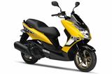 画像: Y043 YAMAHA MAJESTY S ■価格:34万9920円/36万720円(SP) マジェスティシリーズに加わったマジェスティSは、混雑した都市部で機動力を発揮することを狙った、コンパクトなボディサイズが大きな特徴。エンジンは専用開発された155cc水冷単気筒で、優れたトルク特性による力強い走りと扱いやすさを両立。SPは専用カラーにクロームエンブレムなどを装着した上級モデル。
