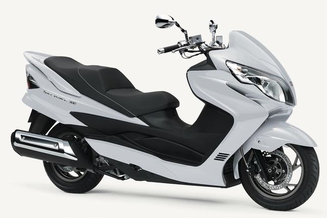 画像: S039 SUZUKI SKYWAVE250 SS ■価格:70万2000円 スカイウェイブ250に、ボディ同色のエアロマスクやカラードメーター、スムージングシートなどのカスタムパーツを標準装備。メーカー純正カスタムスクーターというべき1台。