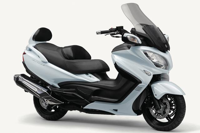 画像: S033 SUZUKI SKYWAVE650LX ■価格:114万4800円 現行モデルは2013年のモデルチェンジで登場。初代モデル譲りの638cc水冷並列2気筒エンジンに電子制御CVTミッションを組み合わせ、快適装備満載の巨体を軽々と走らせるツアラー的スクーター。