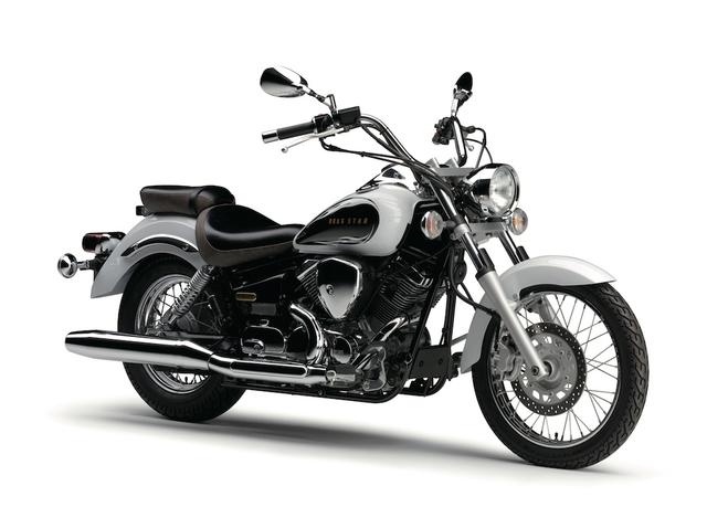 画像: Y037 YAMAHA DRAGSTAR250 ■価格:59万4000円 ドラッグスターの最小排気量モデル。快適なライディングポジションを活かし、軽快なコミュータとしても人気だ。2016年モデルはDS400と同様に、新色のブルーイッシュホワイトパール1が追加された。