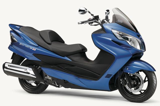 画像: S036 SUZUKI SKYWAVE250 TYPE S BASIC ■価格:65万8800円 スカイウェイブ250シリーズ中、ショートスクリーンやリアスポイラーでスポーティイメージを強調したスタイリングが特徴なタイプSベーシック。キーレススタートは備えない。