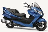 画像: S036 SUZUKI SKYWAVE250 TYPE S BASIC ■価格:65万8800円 スカイウェイブ250シリーズ中、ショートスクリーンやリアスポイラーでスポーティイメージを強調したスタイリングが特徴なタイプSベーシック。キーレススタートは備えない。