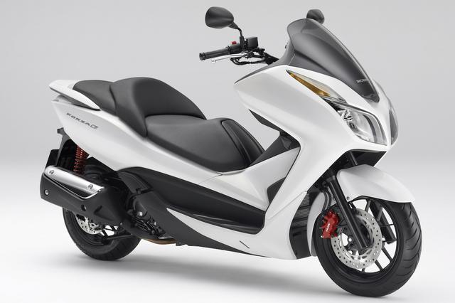 画像: H051 HONDA FORZA Si/ABS ■価格:55万5120円/60万5880円(ABS) フォルツァの新世代モデルとして登場。新設計されたフレームを中核とする車体は従来モデルとくらべて大幅にコンパクトで走りも軽快さをアップ。エンジンも改良されて力強さを増している。