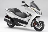 画像: H051 HONDA FORZA Si/ABS ■価格:55万5120円/60万5880円(ABS) フォルツァの新世代モデルとして登場。新設計されたフレームを中核とする車体は従来モデルとくらべて大幅にコンパクトで走りも軽快さをアップ。エンジンも改良されて力強さを増している。