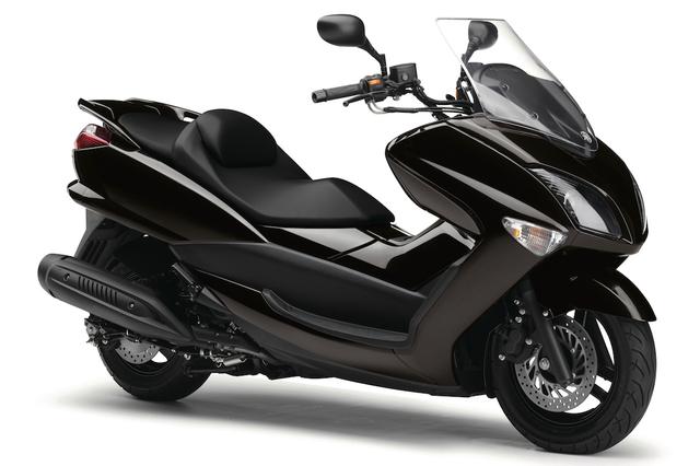 画像: Y047 YAMAHA MAJESTY ■価格:72万2520円 洗練されたスタイリッシュでスポーティなスタイリングが魅力のマジェスティ。スイッチによるシフトダウン操作が可能なYCC-ATや、モノクロスサスペンションでキビキビとした走りも追求されている。