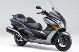 画像: H048 HONDA SILVERWING GT600/ABS ■価格:91万8000円/97万2000円(ABS) ホンダ製スクーターの中で最大排気量のモデル。先代シルバーウイング600から受け継がれた、強力な582cc水冷並列2気筒エンジンで、GT=グランドツアラーという車名通りの快適な走りを味わえる。