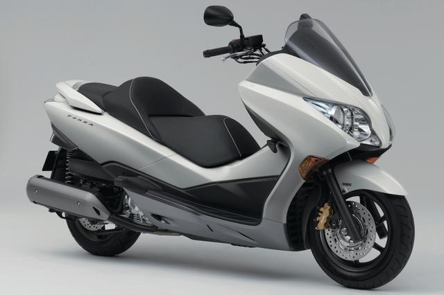 画像: H050 HONDA FORZA Z/ABS ■価格:71万2800円 /77万7600円(ABS) フォルツァシリーズの中でも、多彩な変速モードを備えるホンダSマチックを採用してスポーティな走りと優れた快適性を実現し、250ccクラスのスクーターの中でも根強い人気を誇るモデル。