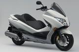 画像: H050 HONDA FORZA Z/ABS ■価格:71万2800円 /77万7600円(ABS) フォルツァシリーズの中でも、多彩な変速モードを備えるホンダSマチックを採用してスポーティな走りと優れた快適性を実現し、250ccクラスのスクーターの中でも根強い人気を誇るモデル。