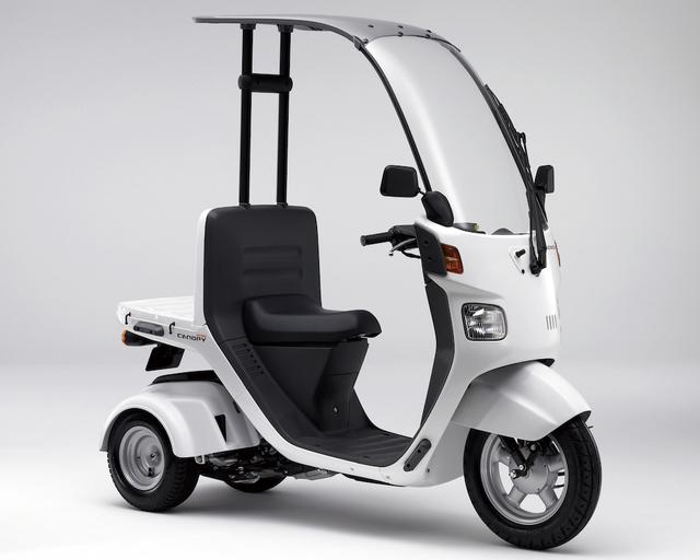 画像: H074 HONDA GYRO CANOPY ■価格:53万8920円 3輪ビジネススクーターのジャイロXをベースに、フロントマスク一体の大型スクリーンとルーフを装備した全天候モデル。ボディだけでなくフロントホイールが12インチに大径化。