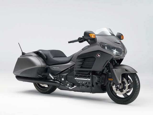 画像: H039 HONDA GOLDWING F6B 価格:221万4000円 ゴージャスなツアラー・ゴールドウイングをベースに、より軽快でスタイリッシュなバガースタイルにしたのがF6B。大幅な軽量化により、豪快な加速性能の実現と同時に取り回しも容易になった。