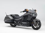 画像: H039 HONDA GOLDWING F6B 価格:221万4000円 ゴージャスなツアラー・ゴールドウイングをベースに、より軽快でスタイリッシュなバガースタイルにしたのがF6B。大幅な軽量化により、豪快な加速性能の実現と同時に取り回しも容易になった。