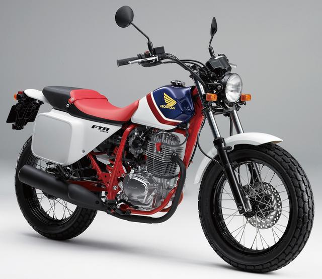 画像: H031 HONDA FTR ■価格:42万1200円/44万2800円(デラックス/トリコロール) トラッカーならではの軽量さとアップライトなポジションで軽快に走れるのが魅力。スタンダード、トリコロール、上級版のデラックスの3タイプを設定。