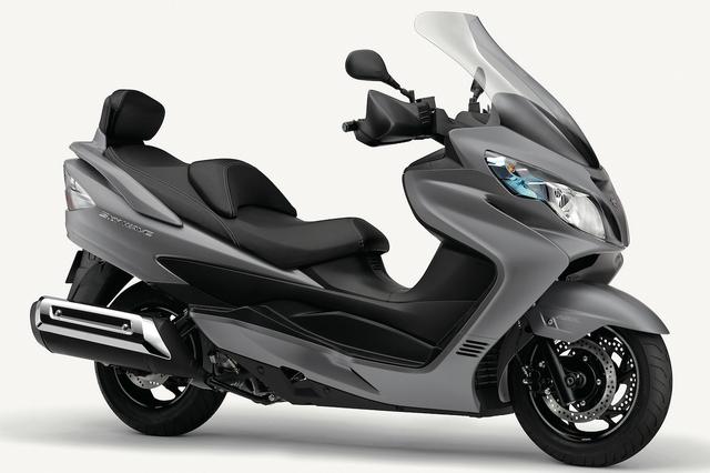 画像: S034 SUZUKI SKYWAVE400LIMITED ABS ■価格:84万2400円 スカイウェイブ400リミテッドは、大型スクリーンやグリップヒーター、ナックルバイザーなど冬の寒さ対策に加え、タンデムバックレスト、ABSと豪華な装備が特徴だ。