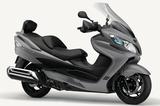 画像: S034 SUZUKI SKYWAVE400LIMITED ABS ■価格:84万2400円 スカイウェイブ400リミテッドは、大型スクリーンやグリップヒーター、ナックルバイザーなど冬の寒さ対策に加え、タンデムバックレスト、ABSと豪華な装備が特徴だ。