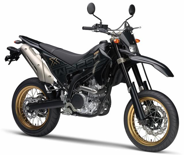 画像: Y025 YAMAHA WR250X ■価格:75万3840円 オフロードモデルのWR250Rに17インチホイールとロードタイヤを装着、ロードスポーツを超えるクラス随一のスポーティさを発揮するモタードマシン。車体もエンジンも妥協を排した造りが魅力。