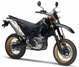 画像: Y025 YAMAHA WR250X ■価格:75万3840円 オフロードモデルのWR250Rに17インチホイールとロードタイヤを装着、ロードスポーツを超えるクラス随一のスポーティさを発揮するモタードマシン。車体もエンジンも妥協を排した造りが魅力。