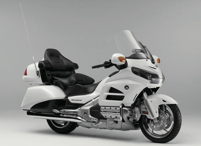 画像: H038 HONDA GOLDWING ■価格:240万8400円/251万6400円(ヘビーグレーメタリックU) 1832ccの水平対向6気筒エンジンを搭載する快適&上質な走りを楽しめるグランドツアラー。エアロダイナミクスを追求し防風効果も高いカウル、ゆったりとしたシート、オーディオ、大容量のサドルバッグなど豪華装備が充実。