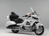 画像: H038 HONDA GOLDWING ■価格:240万8400円/251万6400円(ヘビーグレーメタリックU) 1832ccの水平対向6気筒エンジンを搭載する快適&上質な走りを楽しめるグランドツアラー。エアロダイナミクスを追求し防風効果も高いカウル、ゆったりとしたシート、オーディオ、大容量のサドルバッグなど豪華装備が充実。