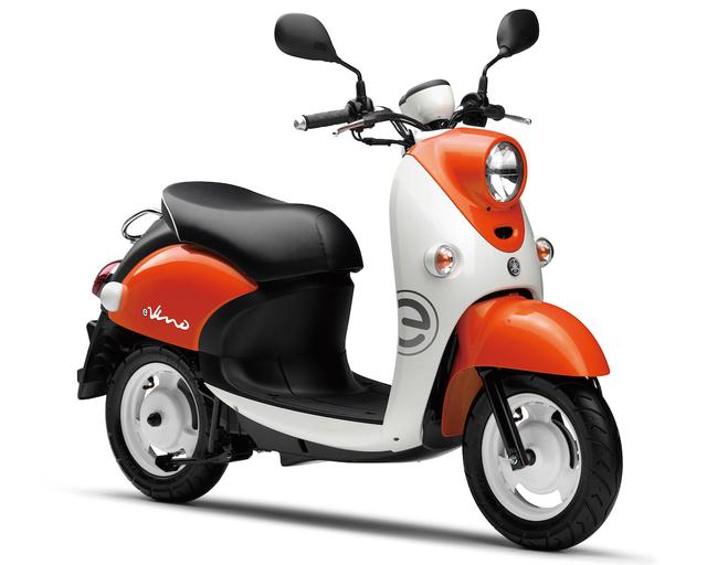 画像: Y061 YAMAHA E VINO ■価格:23万6520円 ビーノの電動バージョン。“Smart Power”コンセプトにもとづき、高度なモーター出力制御によるスムーズで力強い乗り味、着脱式バッテリー、短い充電時間などを実現している。