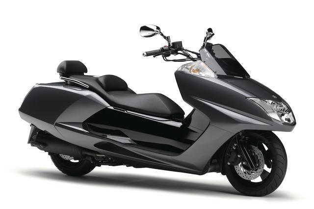 画像: Y048 YAMAHA MAXAM ■価格:70万2000円 美しい仕上がりのロー&ロングスタイルが目立つクルーザー的ビッグスクーター。低重心ボディによる安定性と快適性、スタートダッシュ重視の駆動系セッティングにより、街乗りでの使い勝手に優れる。