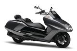 画像: Y048 YAMAHA MAXAM ■価格:70万2000円 美しい仕上がりのロー&ロングスタイルが目立つクルーザー的ビッグスクーター。低重心ボディによる安定性と快適性、スタートダッシュ重視の駆動系セッティングにより、街乗りでの使い勝手に優れる。