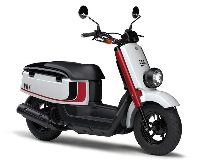 画像: Y054 YAMAHA VOX DX ■価格:23万2200円 ボクシーな形状の大柄なボディを活かした、広大なシート下収納スペースが特徴の個性的な50ccスクーター。デラックスはメッキパーツを多用して、上質なイメージを強調する。