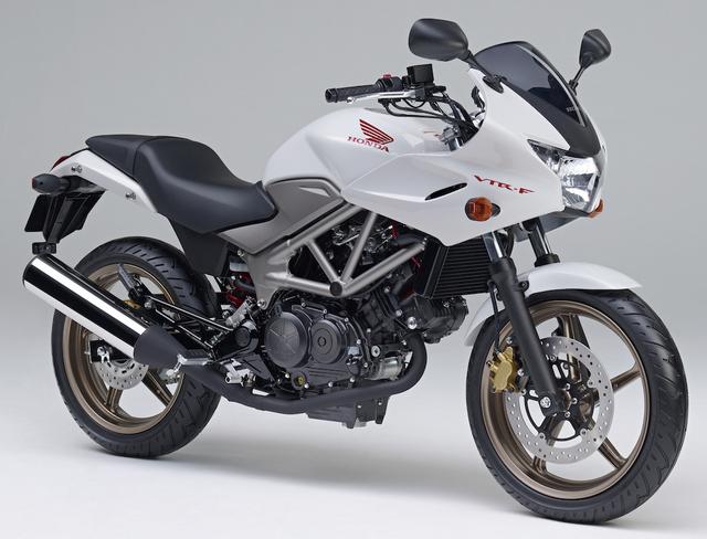 画像: H028 HONDA VTR-F ■価格:61万9920円 VTRに専用デザインのハーフカウルを装着したモデル。高速走行での快適さはアップしているが、完全な防風性能ではなく、風を受け流しつつ心地よい風を感じられるようなデザインとされている。