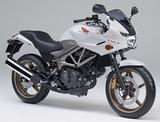 画像: H028 HONDA VTR-F ■価格:61万9920円 VTRに専用デザインのハーフカウルを装着したモデル。高速走行での快適さはアップしているが、完全な防風性能ではなく、風を受け流しつつ心地よい風を感じられるようなデザインとされている。