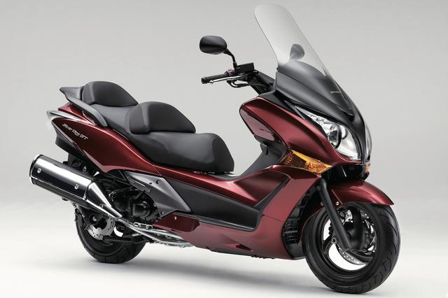 画像: H049 HONDA SILVERWING GT400/ABS ■価格:79万9200円/85万3200円(ABS) GT600と共通の車体に、400ccスクーターとしては唯一となる並列2気筒エンジンを搭載。加速性能を一時的にアップさせるTモードも備え、大柄な車体も苦にならない。