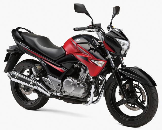 画像: S024 SUZUKI GSR250 ■価格:45万6840円/47万6280円(ツートン) 軽快なハンドリングやパワフルなエンジンなど、スポーツ志向のモデルが多い現在の国産250ccロードスポーツの中で、独自の地位を築いているのがGSR250だ。その車体はライバルたちに比べてやや大きく重いが、安定感は抜群で乗り心地の快適さはクラス随一。コストパフォーマンスの良さも際立つ質実な1台だ。