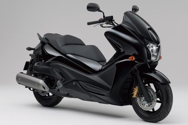 画像: H052 HONDA FAZE/ABS/TYPE S ■価格:59万4000円/64万8000円(ABS)/65万3400円 ※生産終了モデル フォルツァ系ベースのエンジンをコンパクトなフレームに搭載。車体のスリム化・軽量化を徹底、軽快で俊敏な走りを実現したスポーティなスクーター。タイプSはホンダSマチックEvoを装備したモデル。