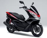 画像: H054 HONDA PCX/Special Edition ■価格:32万9400円/34万200円(Special Edition) アイドリングストップ機構、ACGスターターなどを採用したエンジンを、スリムで扱いやすいサイズのボディに搭載、前後14インチホイールによる安定性抜群のハンドリングも実現したPCX。2014年のモデルチェンジで、低・中速域の力強いトルク特性に加えさらに燃費を向上させる新型eSPエンジンを採用。