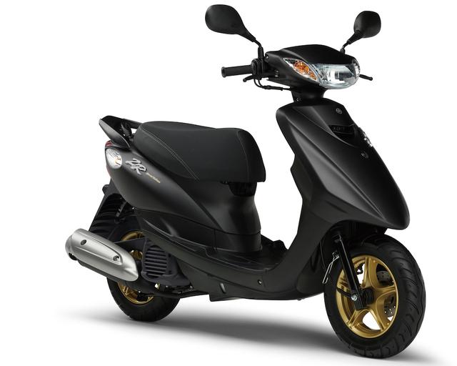 画像: Y060 YAMAHA JOG ZR ■価格:19万4400円 ジョグのスポーティバージョンがZR。リアスポイラーやリザーバータンク付きリアサスペンション、専用メーターを装着、専用のカラーリングでスタンダードモデルと差別化。