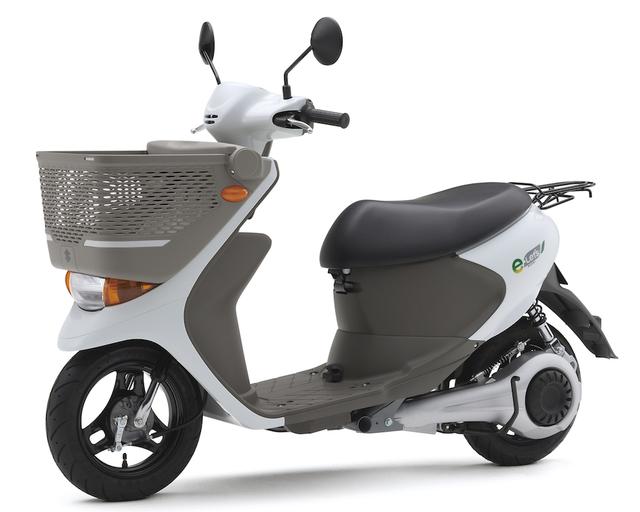 画像: S052 SUZUKI e-LET'S/W ■価格:32万1840円/40万8240円 レッツ4バスケットの車体をベースに回生機能も備えたホイールインモーターを装備。シート下に着脱式バッテリーを搭載する。スペアバッテリーを標準装備するのがW(生産終了)となっている。