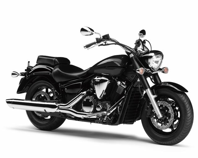 画像: Y033 YAMAHA XVS1300A ■価格:124万2000円 重厚なロー&ロングのスタイルが際立つミドルクルーザー。不等間隔爆発の60度Vツインは水冷化によりコンパクトさと高出力を両立し、パルス感あふれる走りを楽しめる。