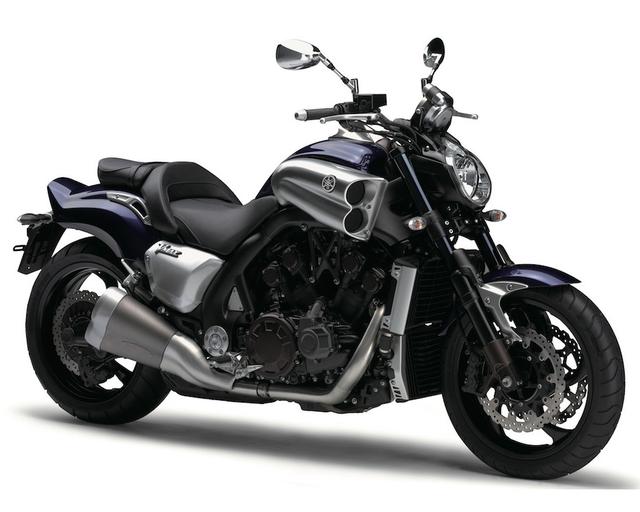 画像: Y031 YAMAHA VMAX/60th Anniversary ■価格:237万6000円/248万4000円(60th) 専用開発の1679cc水冷V4エンジンは最高出力150PSを発揮し、300kgを超える巨体を豪快に加速させる。アルミフレーム、極太の倒立フロントフォーク、専用開発の極太タイヤなど、走りの面でもプレミアムな存在だ。